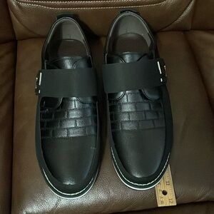 New men’s shoes size 8